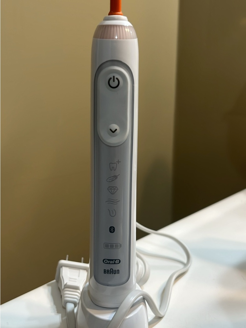 Oral‑B Rechargeable Electric Toothbrush – White with Peach Accent